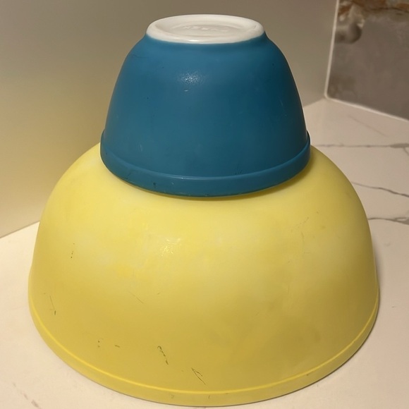Set of 2 Pyrex Primary Bowls in Yellow 4L and Blue .75L - Picture 2 of 5